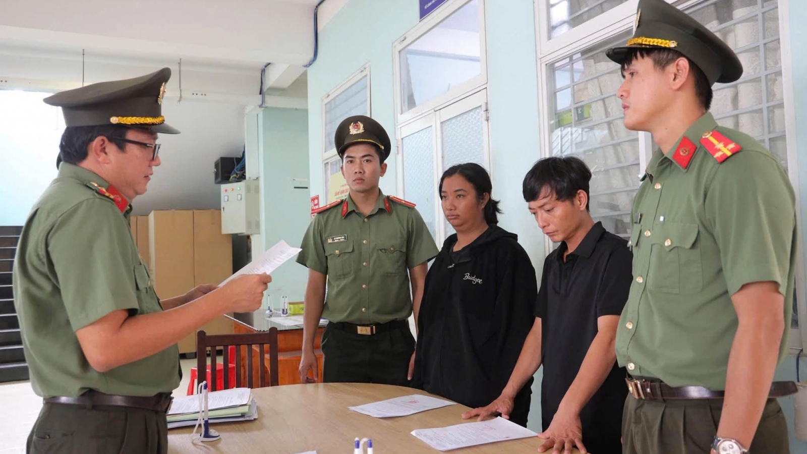 Khởi tố vợ chồng giám đốc công ty tổ chức cho người nước ngoài ở lại trái phép