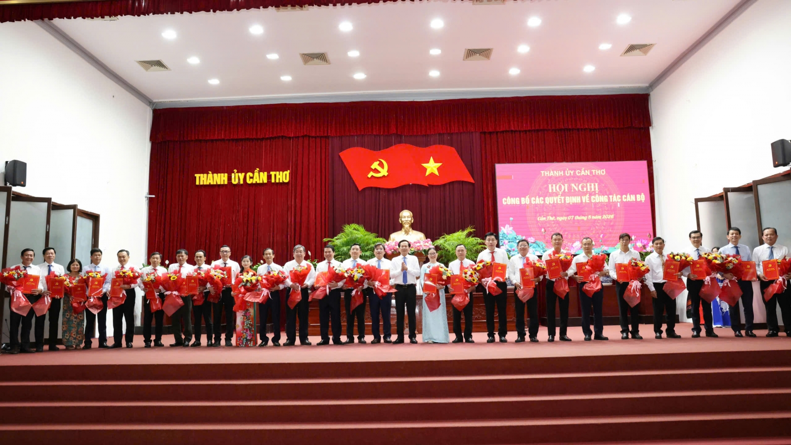 Cần Thơ công bố các quyết định điều động, phân công, bổ nhiệm cán bộ
