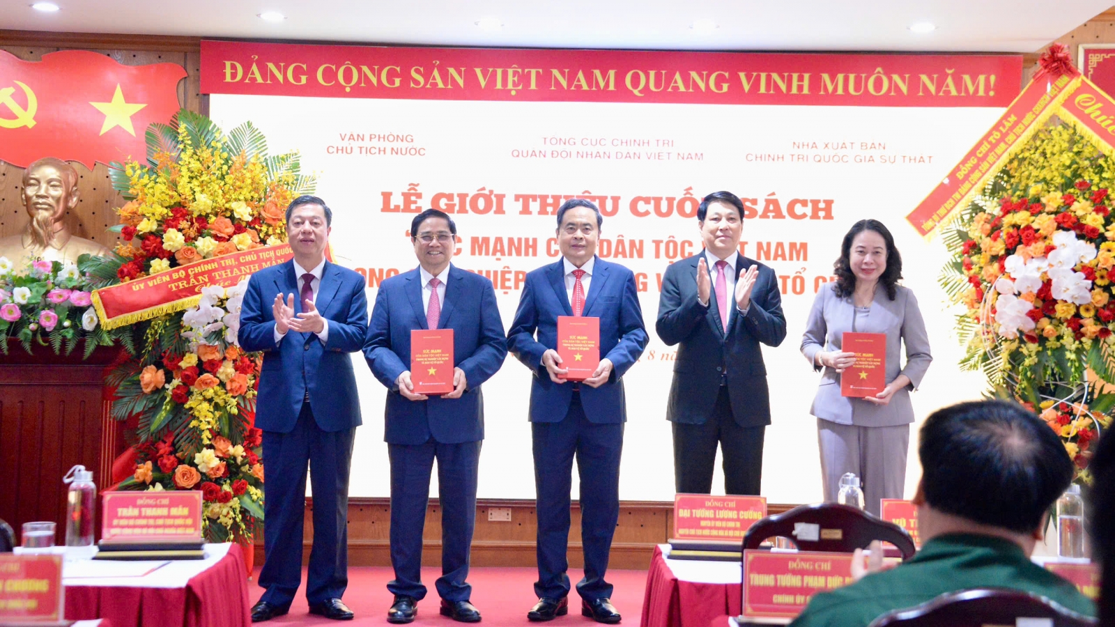 Chủ tịch Quốc hội dự lễ giới thiệu sách của nguyên Chủ tịch nước Lương Cường