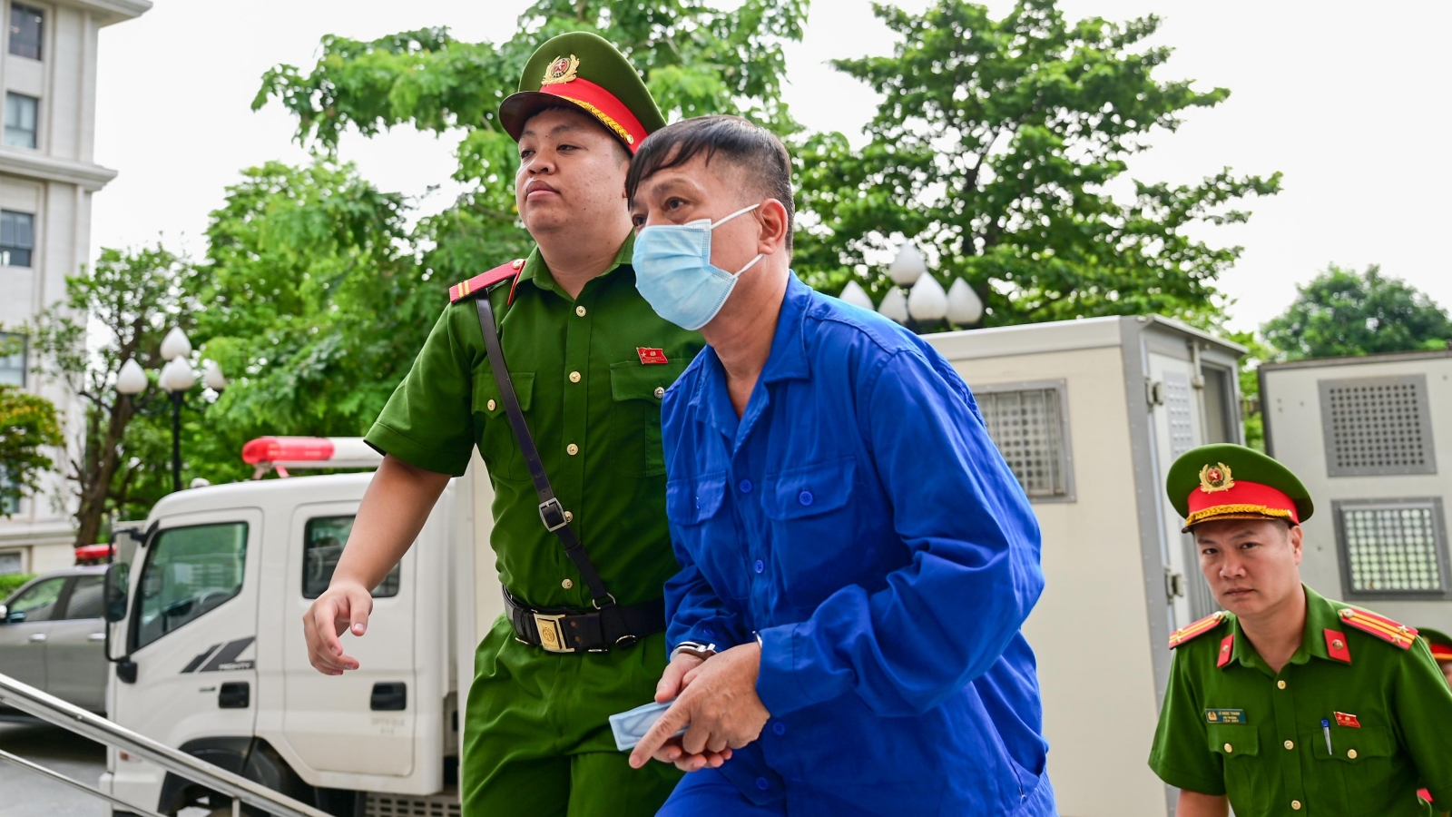 Dẫn giải cựu Thứ trưởng Nguyễn Bá Hoan và các bị cáo hầu tòa