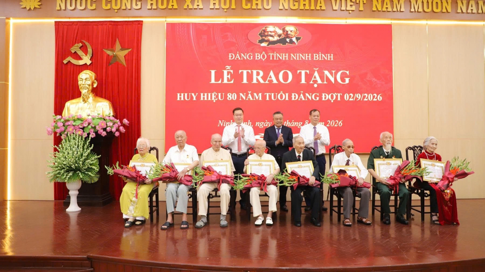 Ninh Bình trao tặng Huy hiệu 80 năm tuổi Đảng cho đảng viên lão thành