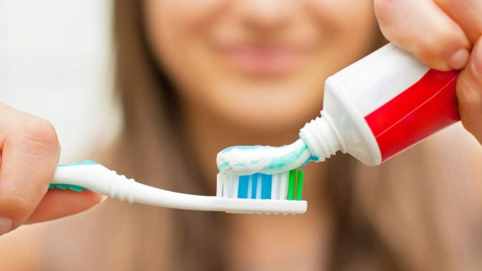 Đừng đánh răng theo cách này: 4 sai lầm có thể khiến men răng yếu dần