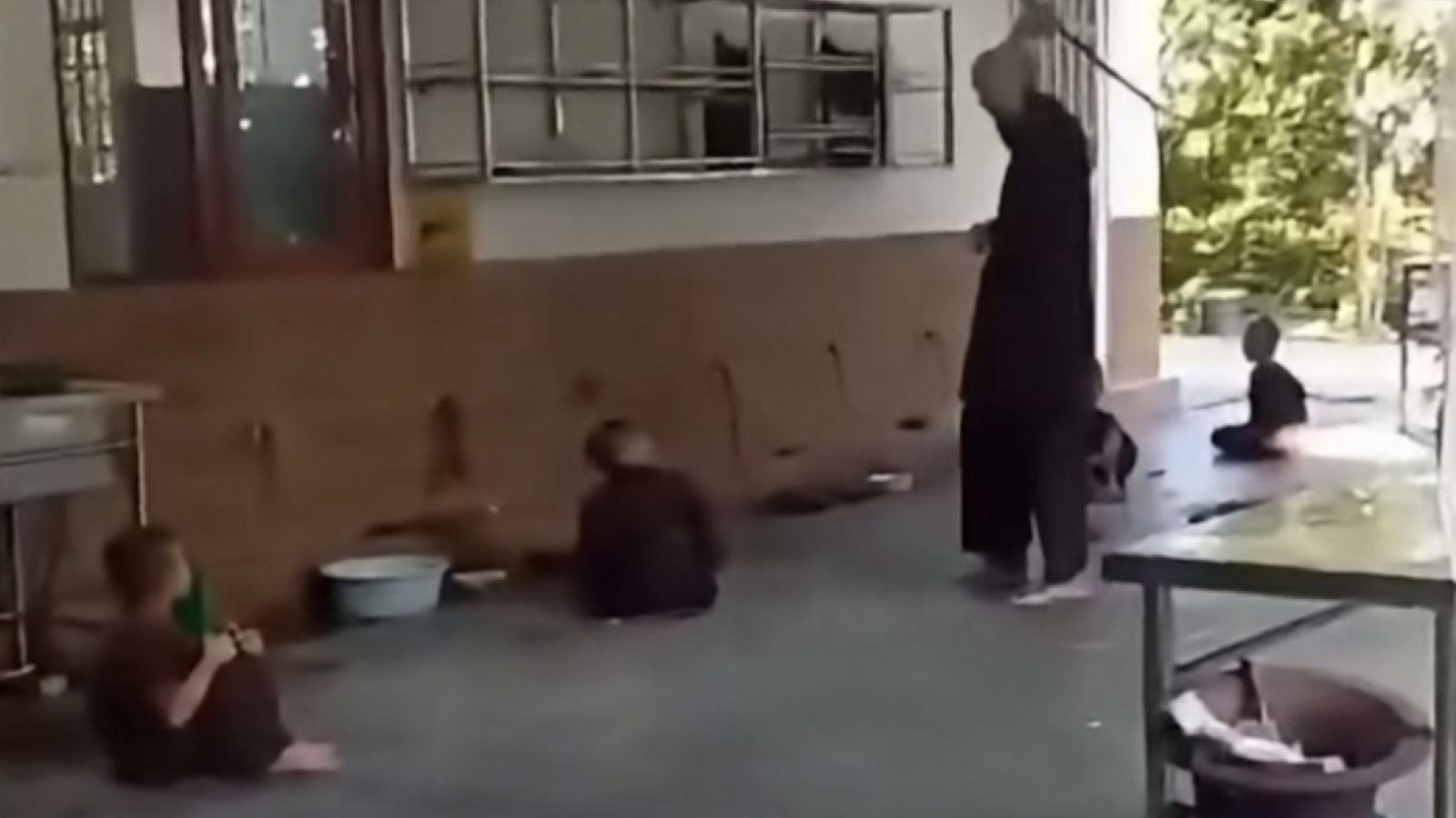 Luật sư phân tích hành vi quay trẻ bị đánh ở chùa Bầu mà không ngăn chặn