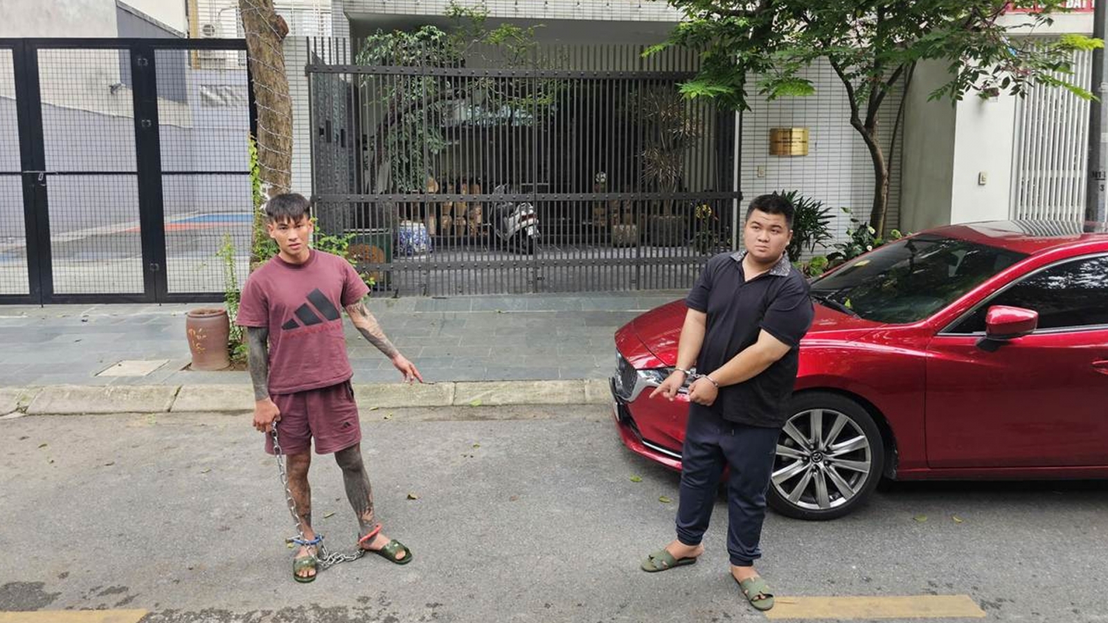 Khởi tố 3 đối tượng đập kính ô tô trộm cắp tài sản ở Hà Nội