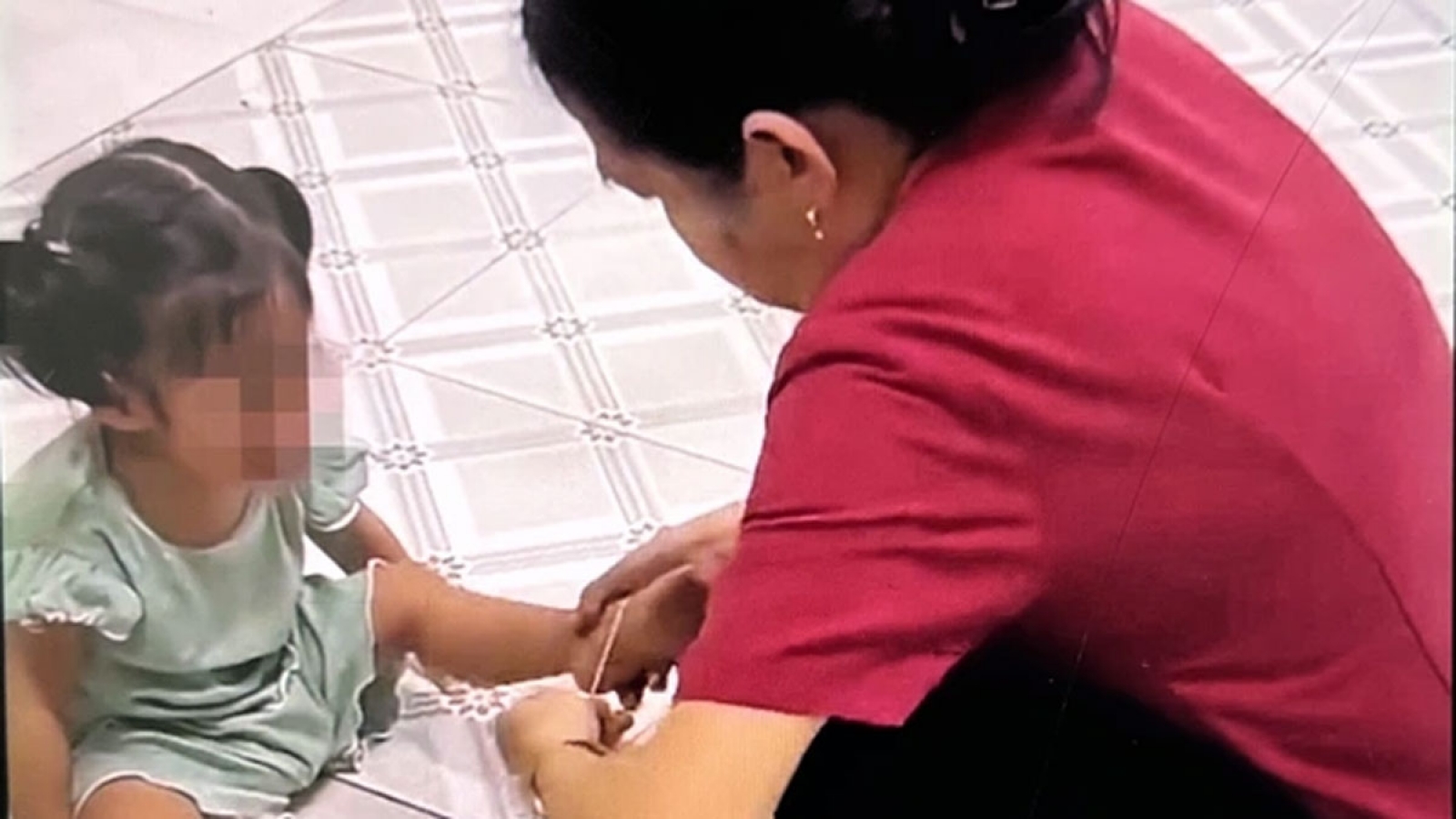 Công an làm việc với bảo mẫu trong video bắn dây thun vào chân, đánh trẻ ở TP.HCM