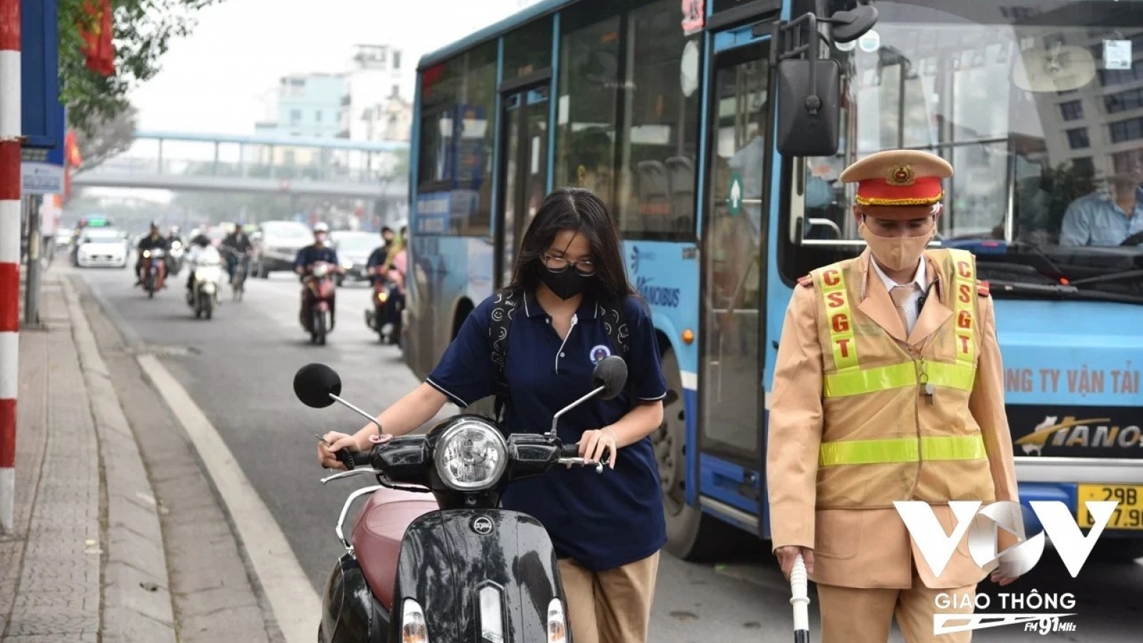 Đi xe điện không đội mũ bảo hiểm, không gắn biển số bị phạt bao nhiêu?
