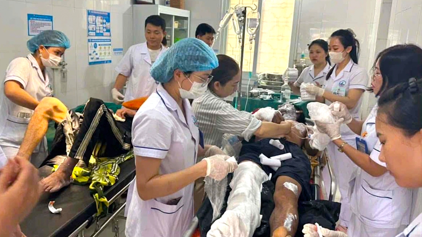 Hai người đàn ông ở Nghệ An bị phóng điện bỏng nặng khi dựng quán cà phê