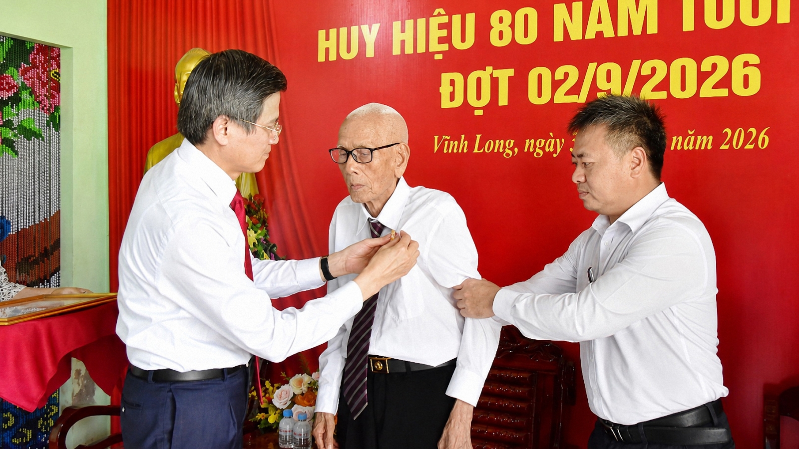 Trao Huy hiệu 80 năm tuổi Đảng cho 2 đảng viên lão thành ở Vĩnh Long