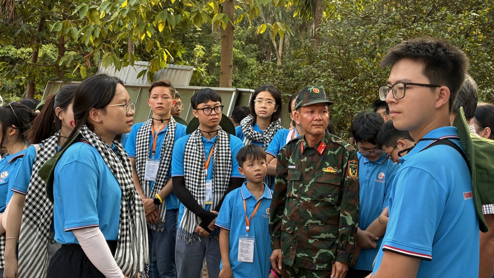 Thanh thiếu niên kiều bào xúc động khi nghe kể về công tác khai quật mộ liệt sĩ