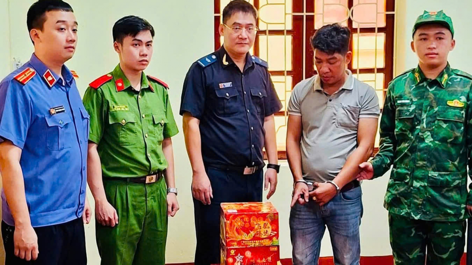 Lạng Sơn: Phát hiện 15 kg pháo hoa nổ giấu dưới gầm rơ moóc