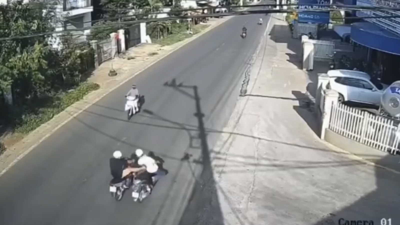 Tạm giữ hình sự người đàn ông đạp ngã chồng cũ của bạn gái giữa đường