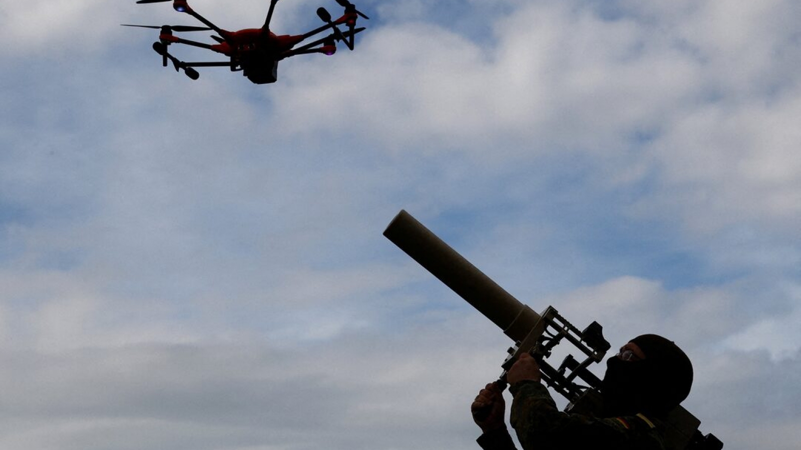 Đức điều tra nghi vấn khủng bố khi phát hiện UAV mang chất nổ gần máy bay Ukraine