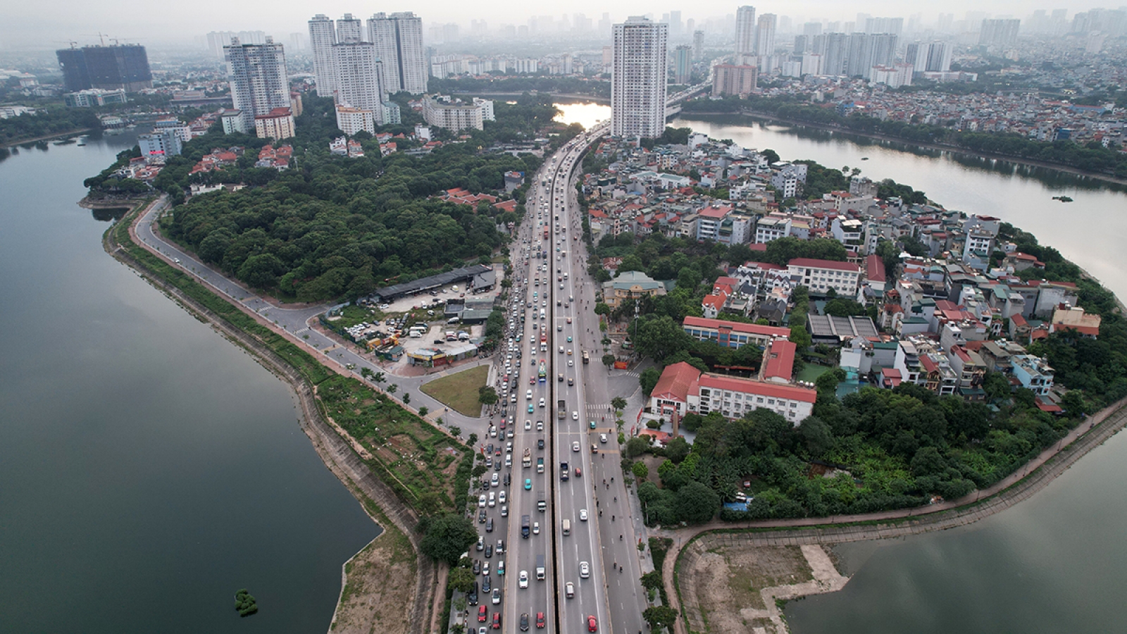 Vành đai 3 trên cao đông nghẹt, CSGT phân luồng vào làn khẩn cấp