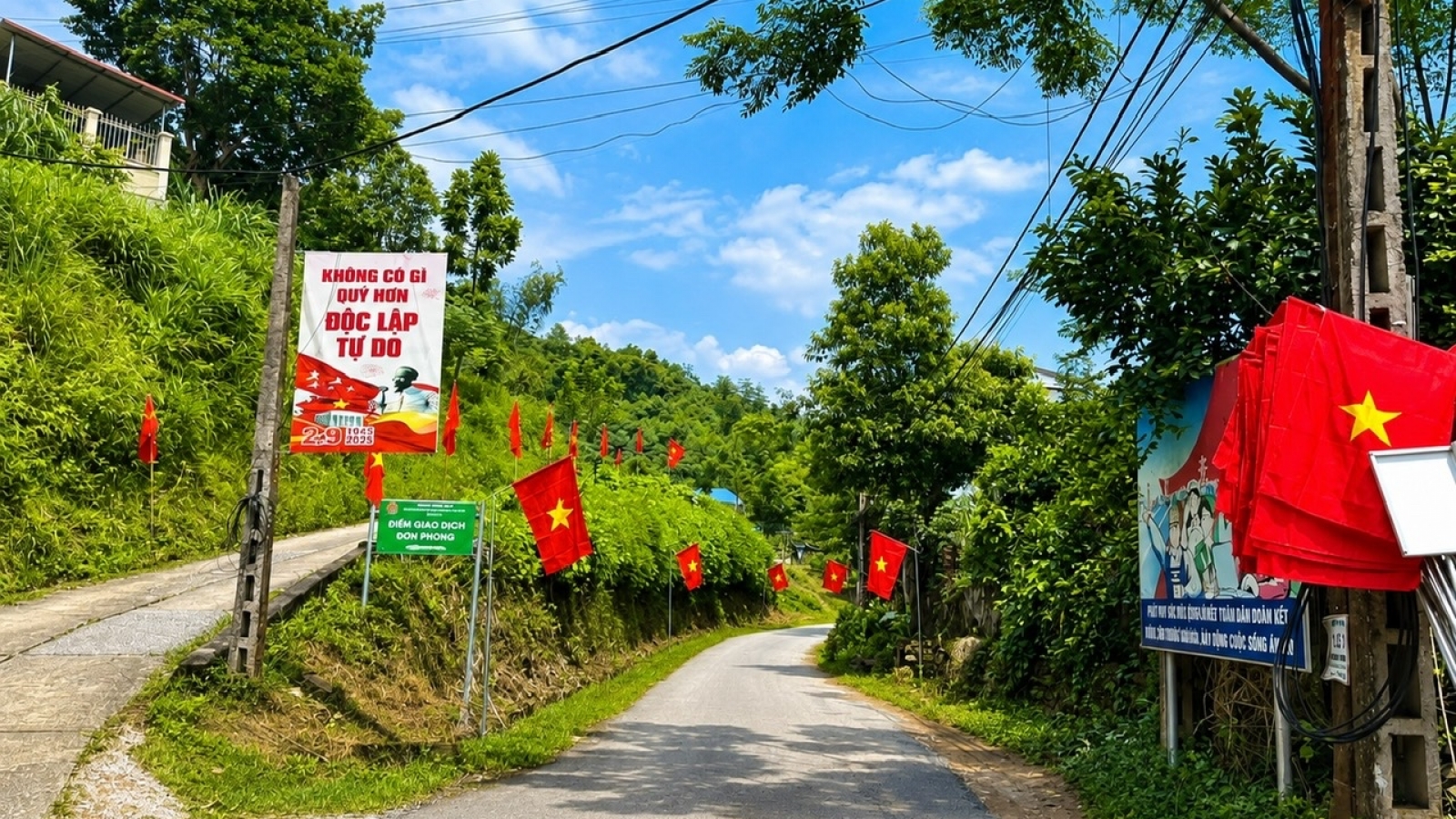 Sắc cờ đỏ rợp trời trên đường vào Bản Đôn ở Thái Nguyên