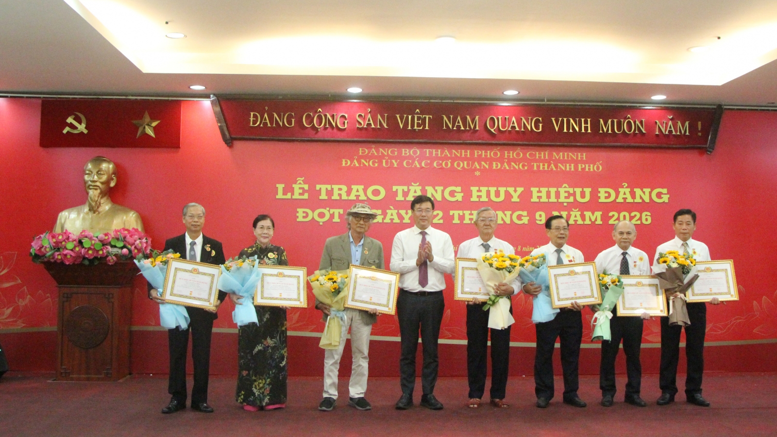 TP.HCM tôn vinh 150 đảng viên nhận Huy hiệu Đảng dịp Quốc khánh 2/9