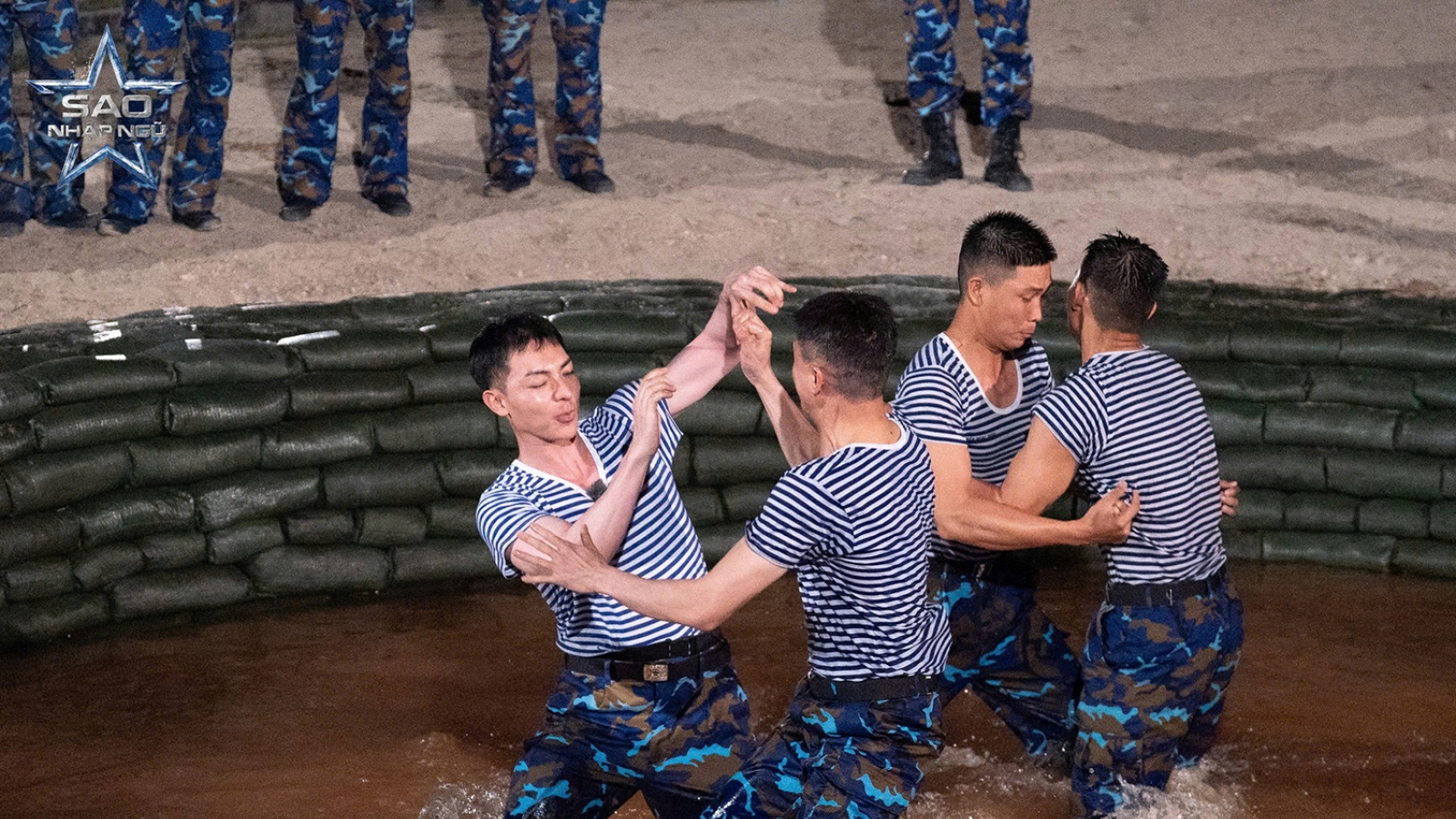 Erik chủ động nhận lỗi, thay đổi sau ngày đầu ở Sao nhập ngũ