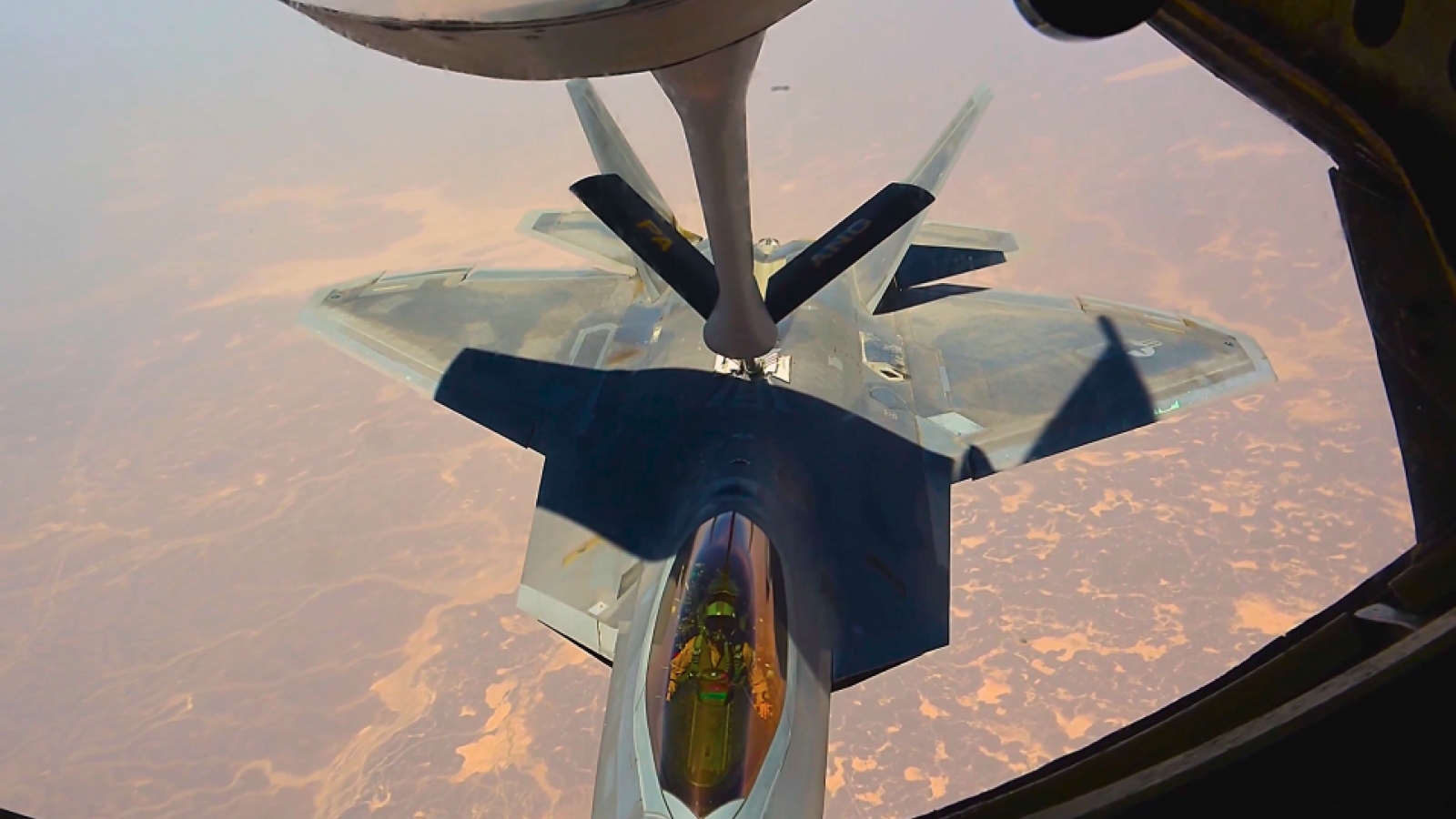 Mỹ duy trì sức mạnh tiêm kích F-22 tại Trung Đông bằng “mạch máu” KC-135