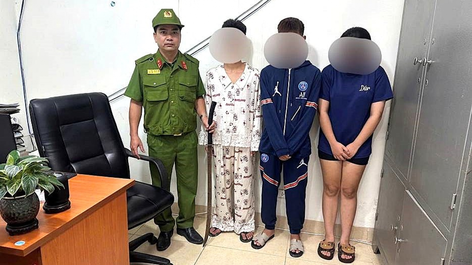 Nhóm thanh thiếu niên mang kiếm chặn xe người dân