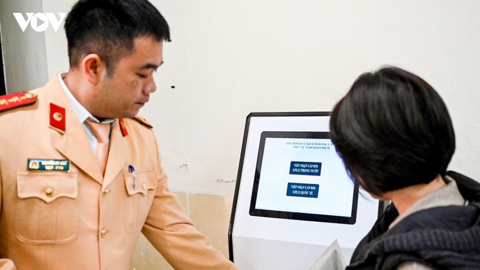Cục CSGT nói gì khi nhiều địa phương than khó về cấp GPLX điện tử trong 2 tiếng?