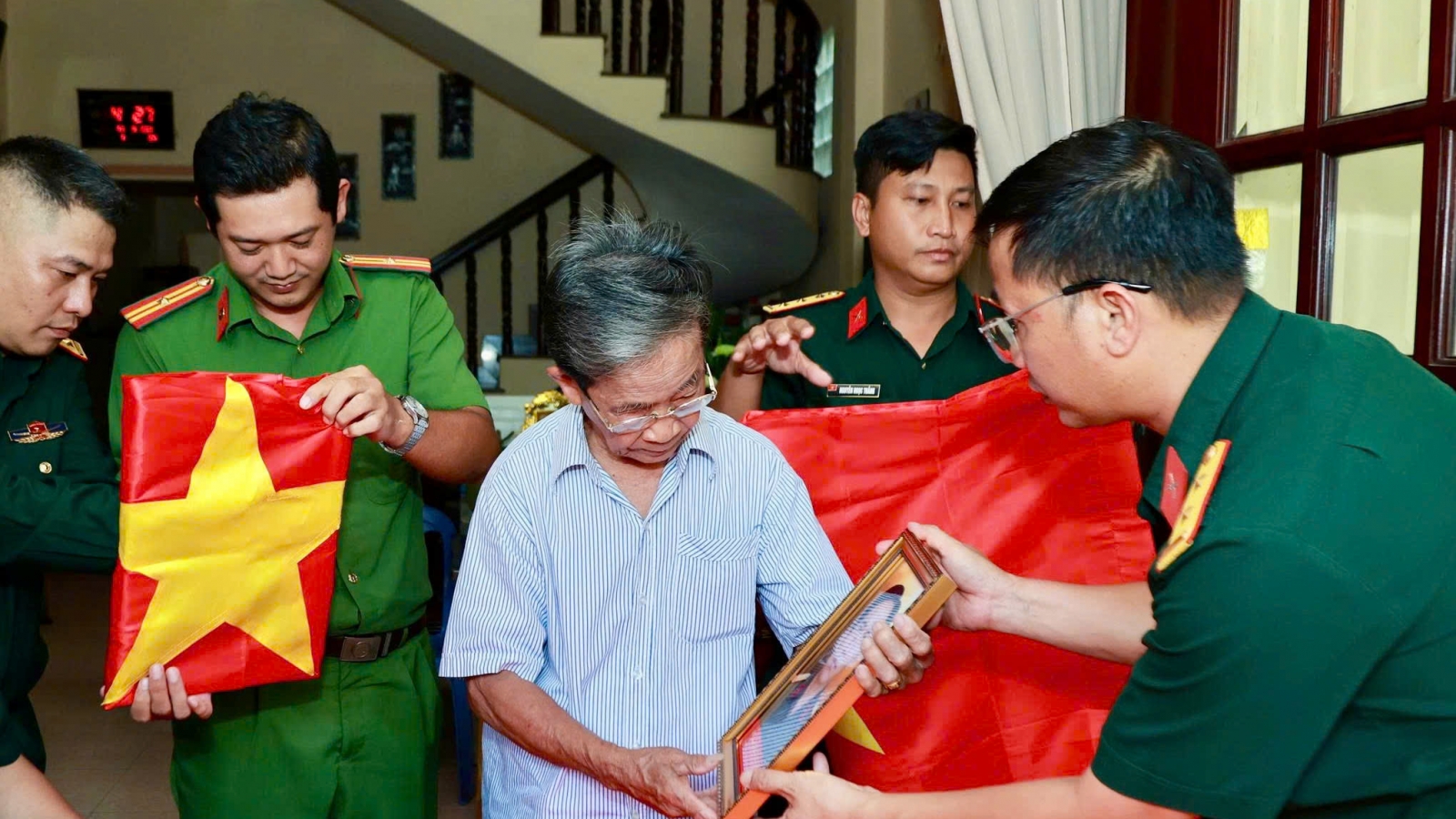 Nước mắt người em 81 tuổi khi nhận di ảnh 2 người anh liệt sĩ