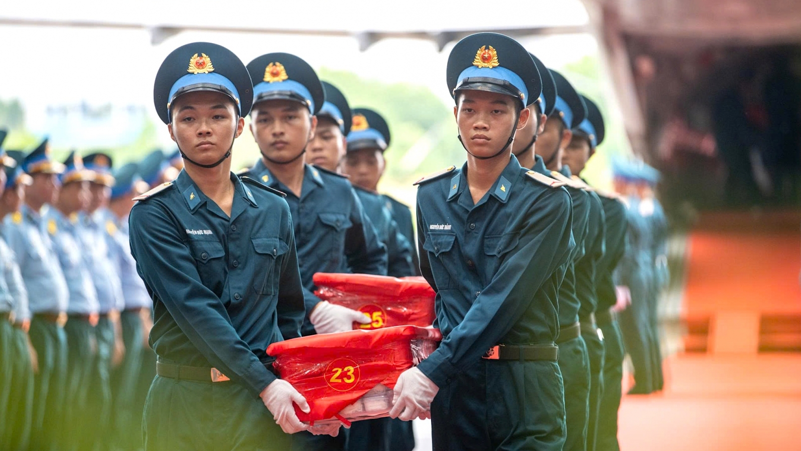 Chuyến bay đưa 7.104 mẫu hài cốt liệt sĩ giám định ADN đã đến Hà Nội