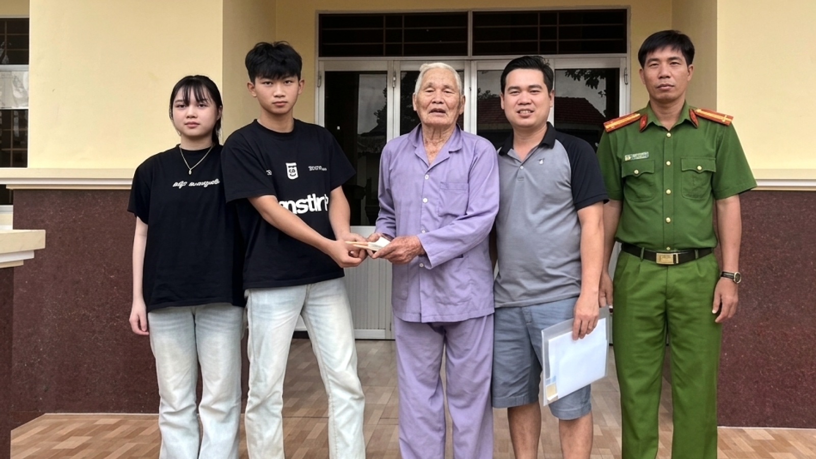 Hai bạn trẻ trả lại ví tiền nhặt được cho cụ ông 99 tuổi