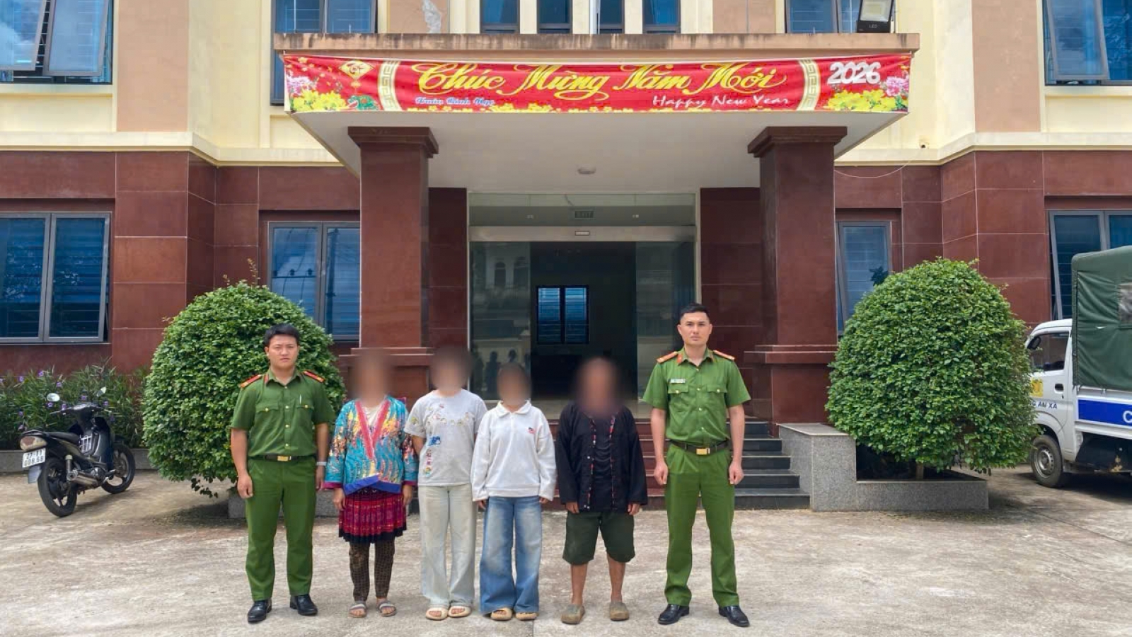 Ngăn chặn hai thiếu nữ bị dụ dỗ sang Trung Quốc bằng chiêu trò việc nhẹ, lương cao
