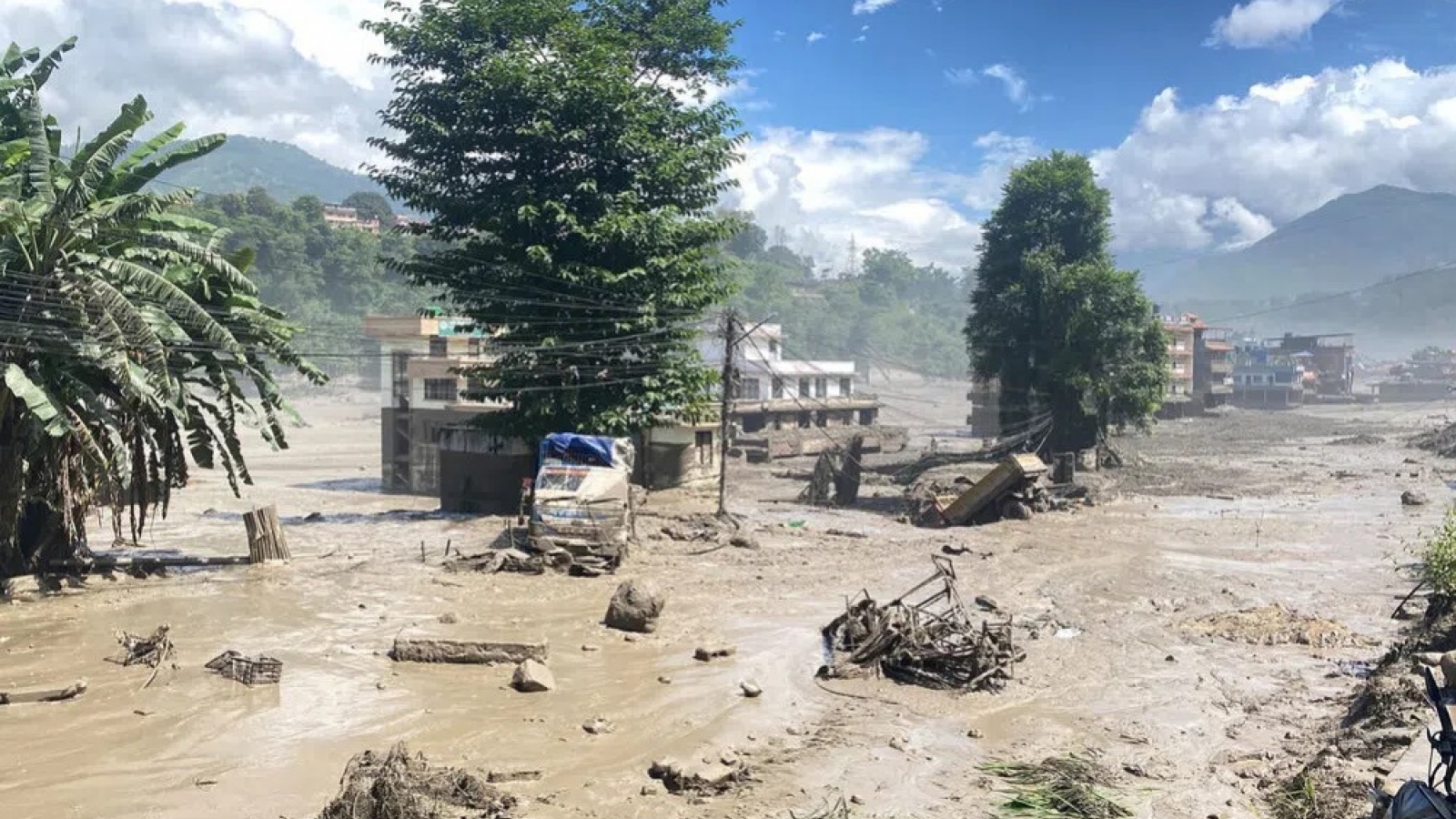 Lũ quét cuốn trôi nhiều làng mạc và hạ tầng ở Nepal, 384 du khách mất tích