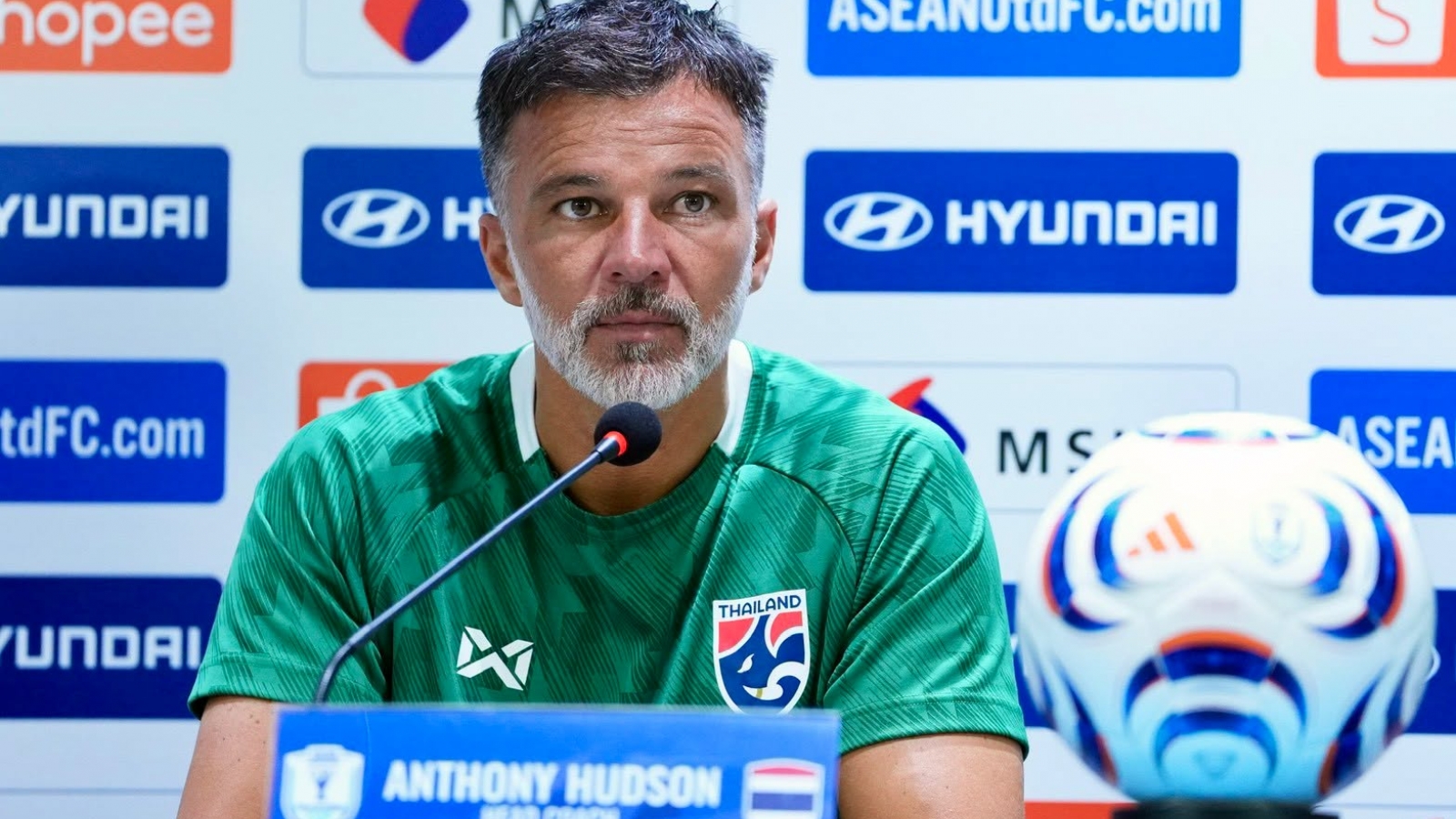 Thái Lan tái đấu Singapore: HLV Anthony Hudson cảnh báo các học trò
