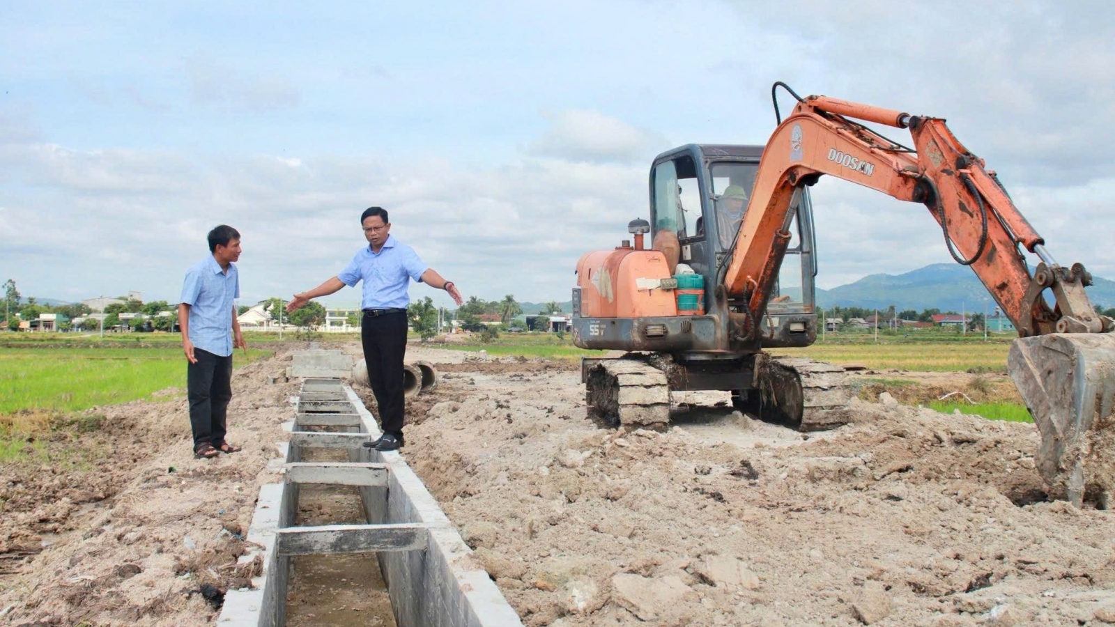 Học Bác từ gương mẫu đi đầu đến lấy dân làm gốc