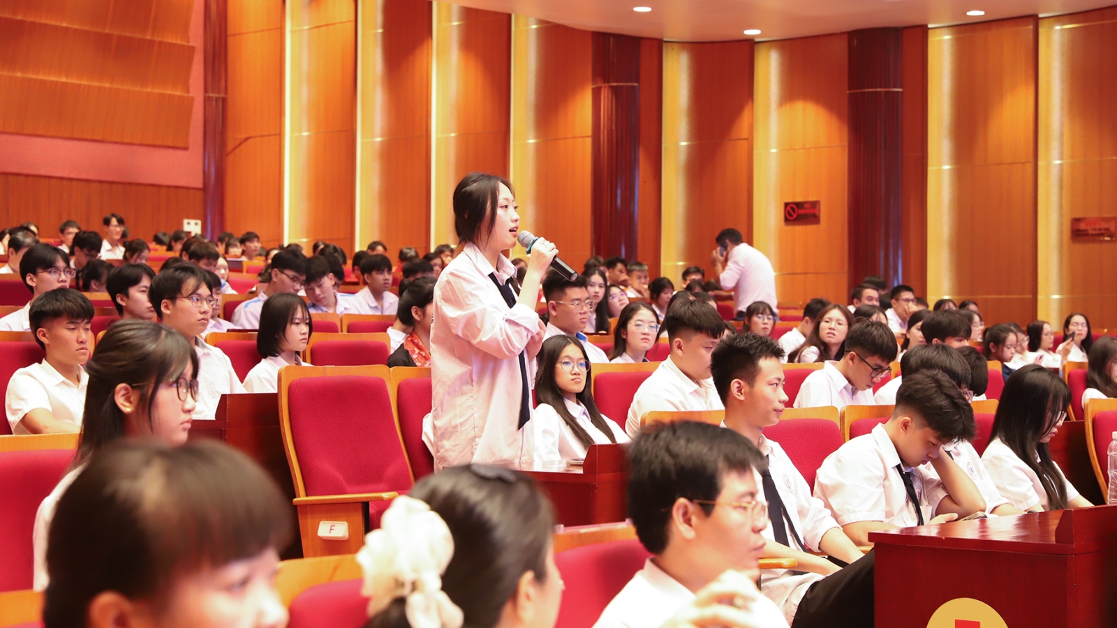Bí thư tỉnh uỷ Quảng Ninh đối thoại 300 học sinh sinh viên trước thềm năm học mới