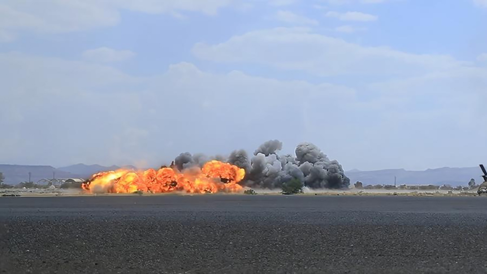 Houthi tấn công Saudi Arabia, tàu dầu bị tập kích ngoài khơi Oman