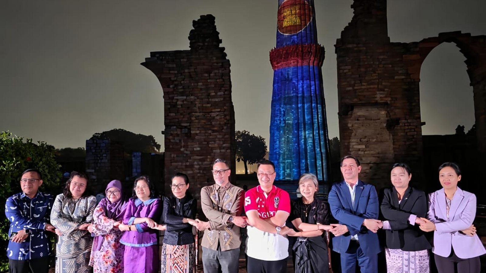 Hình ảnh lá cờ ASEAN được chiếu sáng trên tháp Qutub Minar nổi tiếng