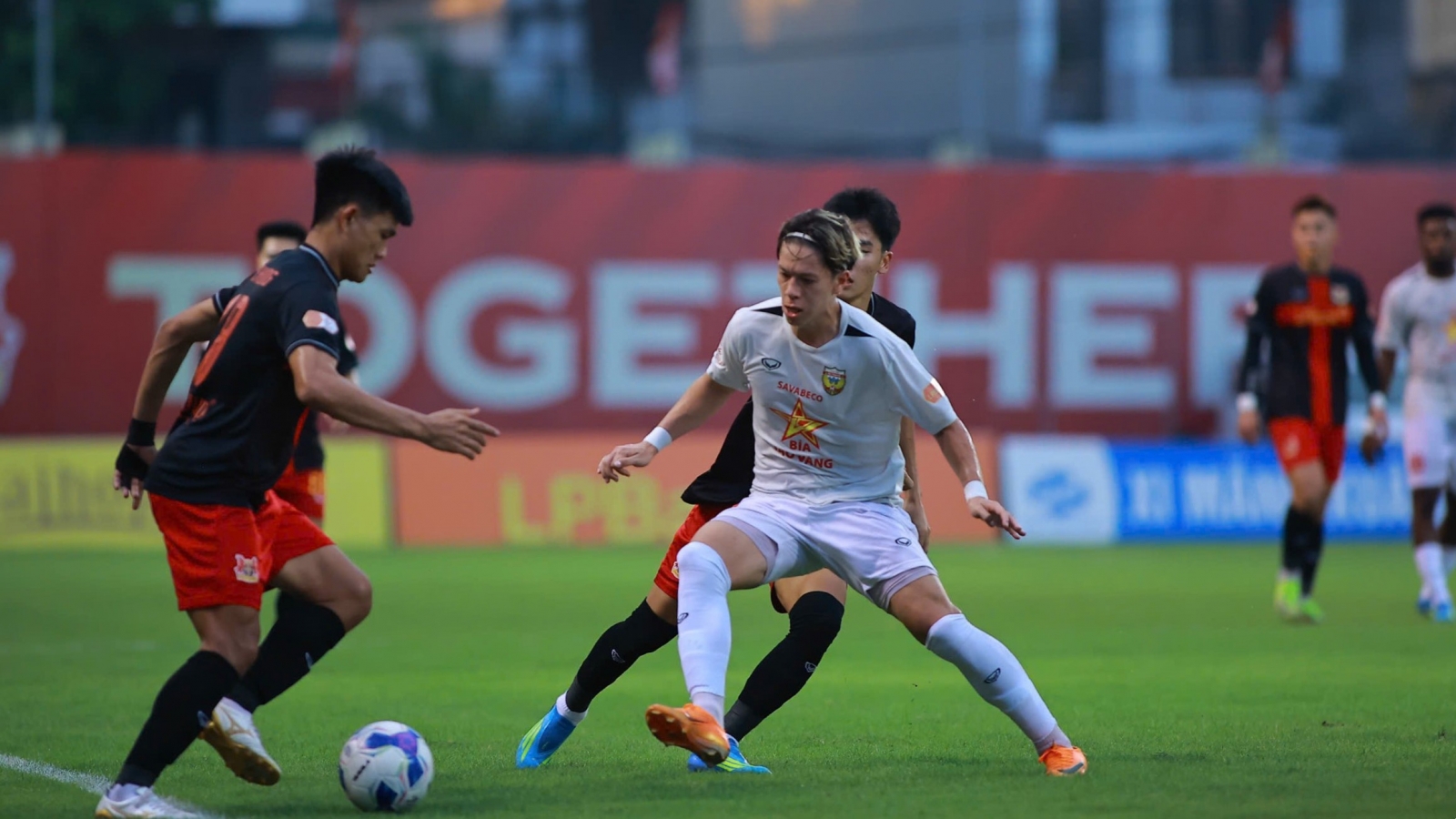 Chuyển nhượng V-League 2026/2027: Tuyển thủ Việt kiều có bến đỗ mới bất ngờ