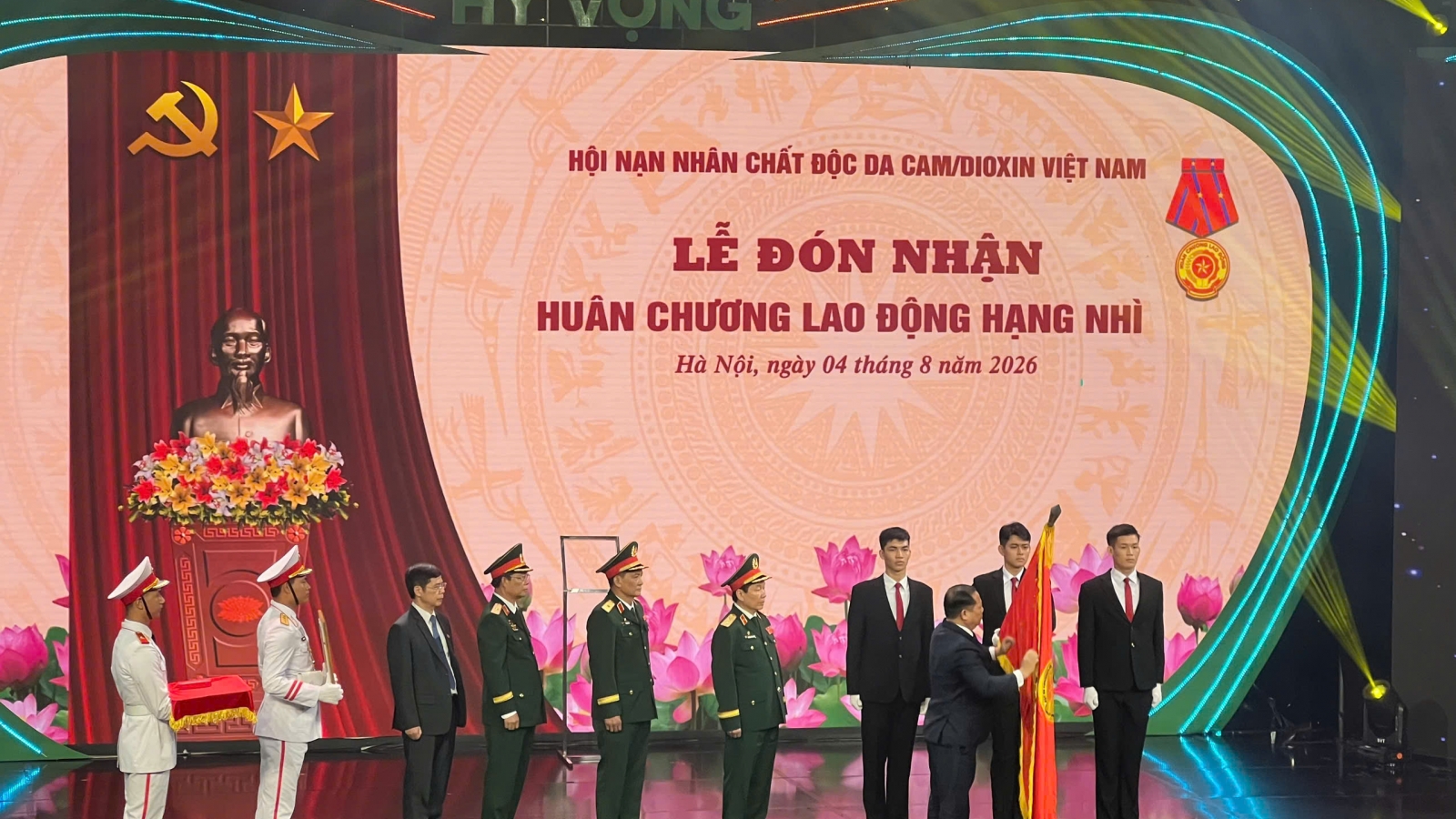 Hội Nạn nhân chất độc da cam đón nhận Huân chương lao động hạng Nhì