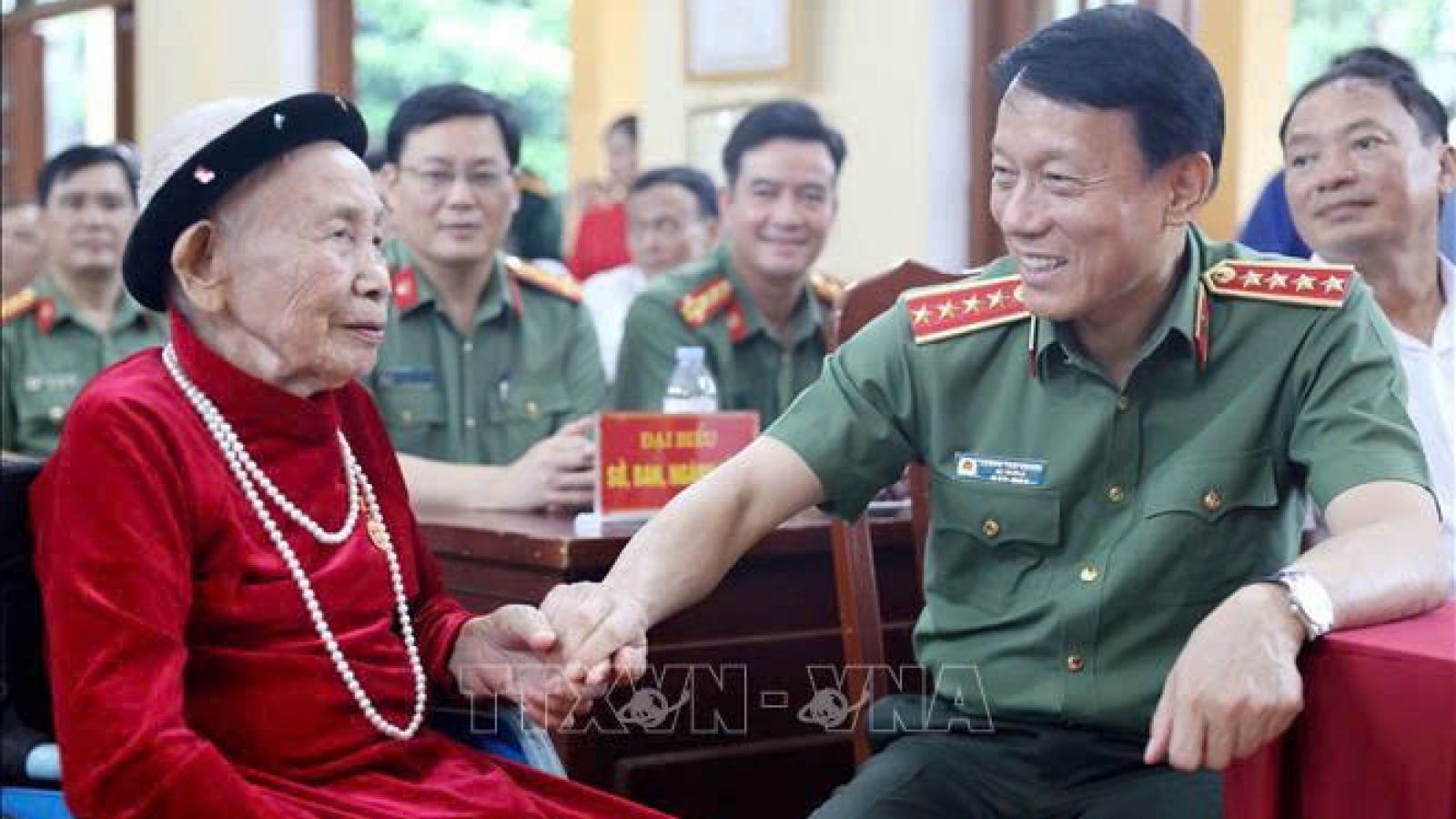 Đại tướng Lương Tam Quang trao tặng Huy hiệu cho đảng viên 80 năm tuổi Đảng