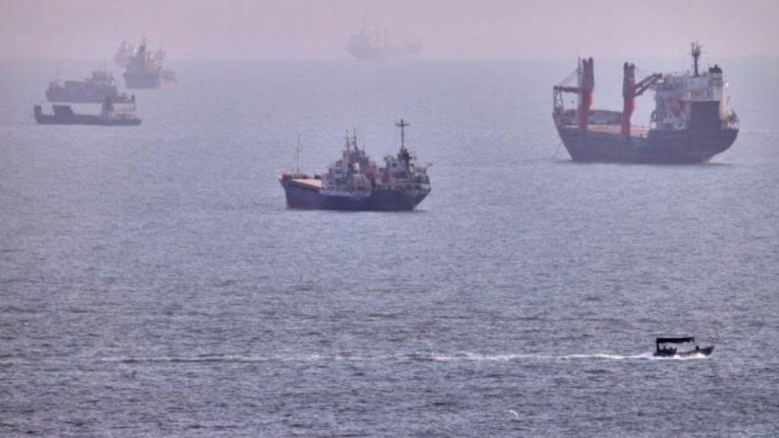 Hai tàu của UAE bị tấn công, lưu lượng giao thông qua eo biển Hormuz giảm