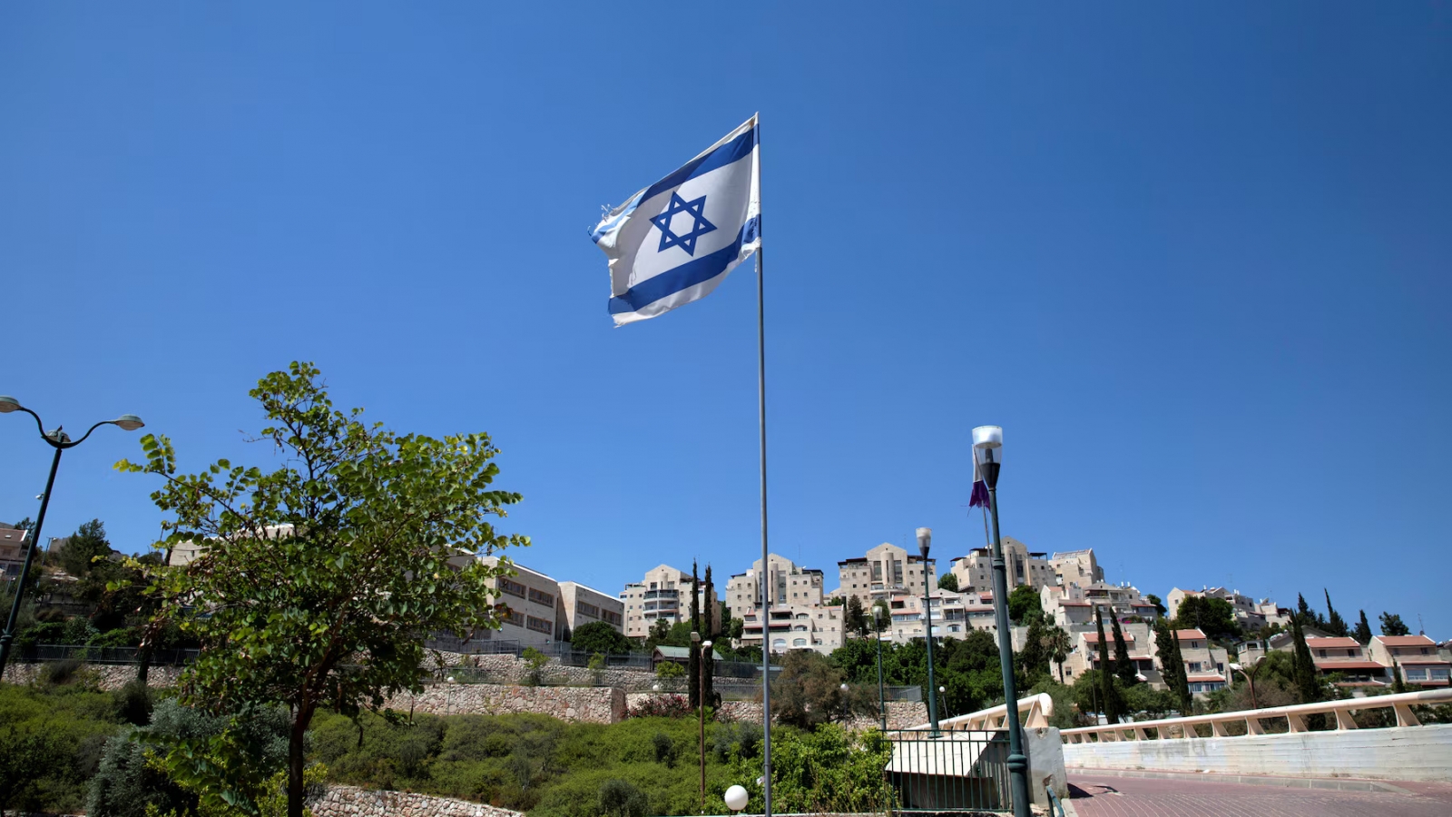 Israel mở lại khu định cư ở Bờ Tây, bạo lực tiếp tục gia tăng