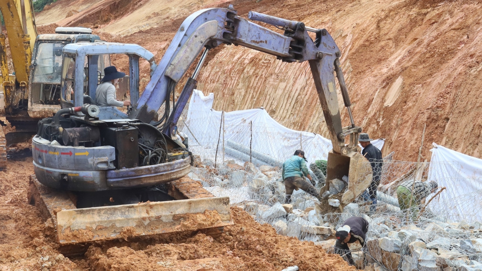 Bạt núi, dựng tường chắn, “vá” mặt đường, điểm sạt lở Quốc lộ 24