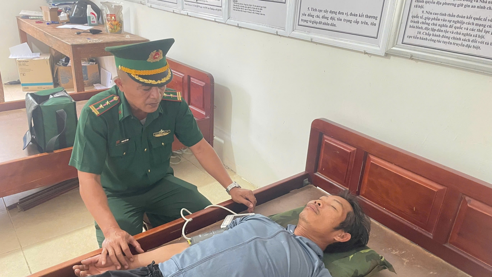Kịp thời cứu 4 ngư dân trên tàu cá bị chìm trên biển Hòa Hiệp, Đắk Lắk