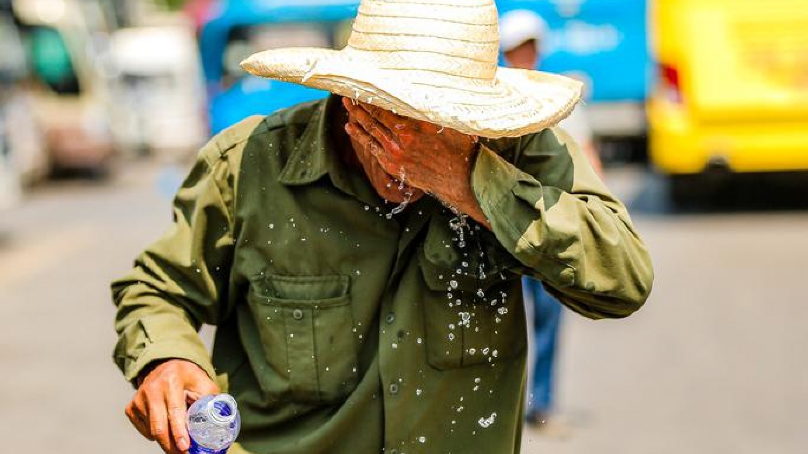 Nắng nóng tiếp diễn ở Bắc Bộ và Trung Bộ, có nơi trên 37°C
