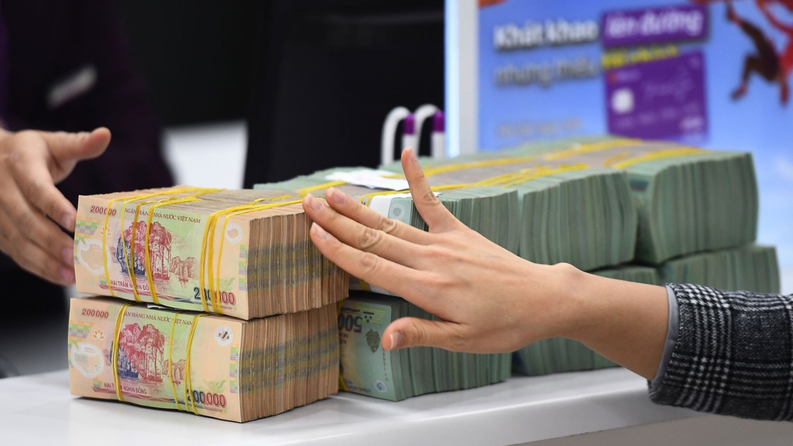 Lãi suất giảm diện rộng, ngân hàng tiếp sức doanh nghiệp tăng trưởng