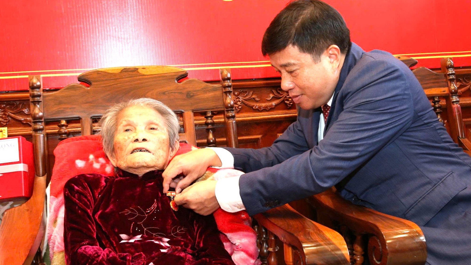 Trao Huy hiệu 80 năm tuổi Đảng cho 2 đảng viên lão thành ở Lâm Đồng