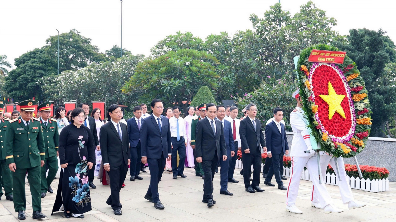 Lãnh đạo TP.HCM dâng hương tưởng niệm Chủ tịch Hồ Chí Minh