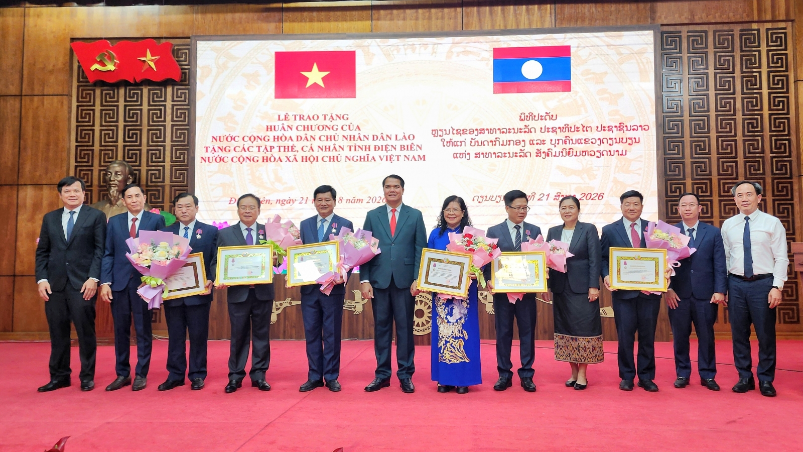 Lào trao tặng nhiều phần thưởng cao quý cho tỉnh Điện Biên