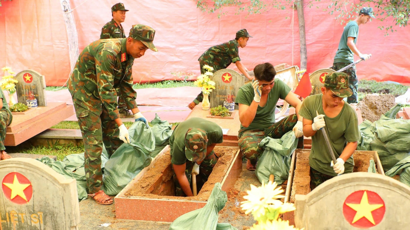 Điện Biên hoàn thành lấy mẫu hài cốt liệt sĩ tại 7 nghĩa trang