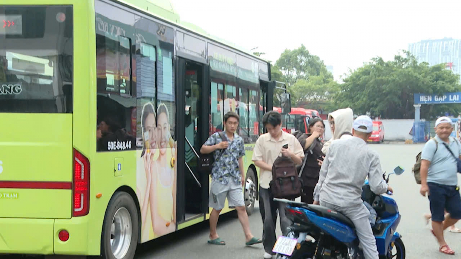 Ngày đầu kỳ nghỉ lễ, Vũng Tàu đón khá đông khách từ nội thành TP.HCM