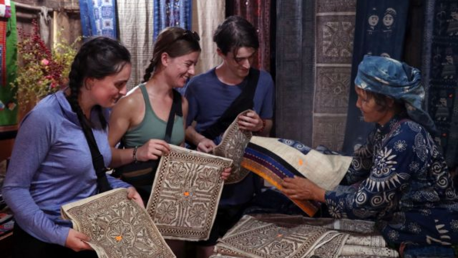 Linen weaving keeps Mong traditions alive