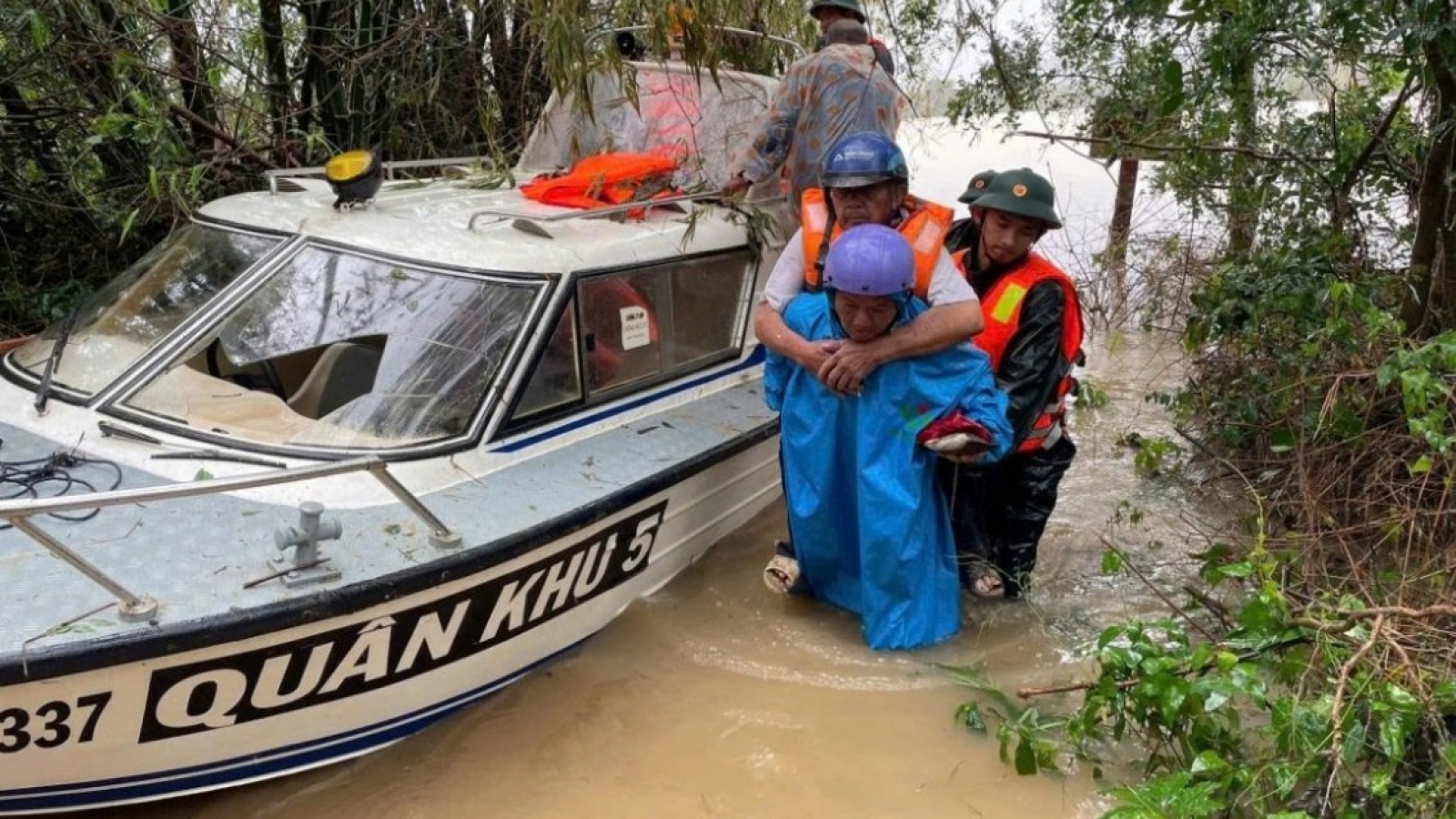 Quân đội sẵn sàng lực lượng ứng phó mưa lũ, sạt lở tại Bắc Bộ và Bắc Trung Bộ
