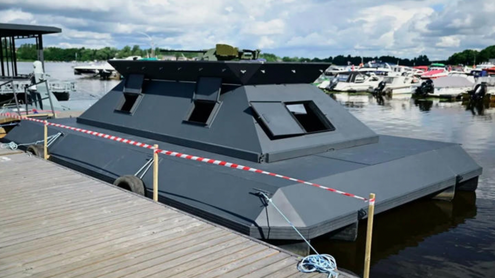 Nga dựng “lô cốt nổi” mang pháo, đối phó UAV Ukraine trên biển